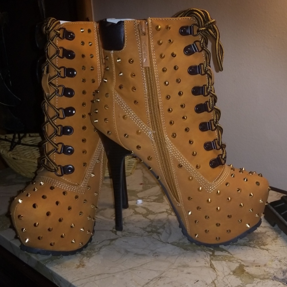 Gold Fatigue hightop stilleto booties!! 👄😎💕
